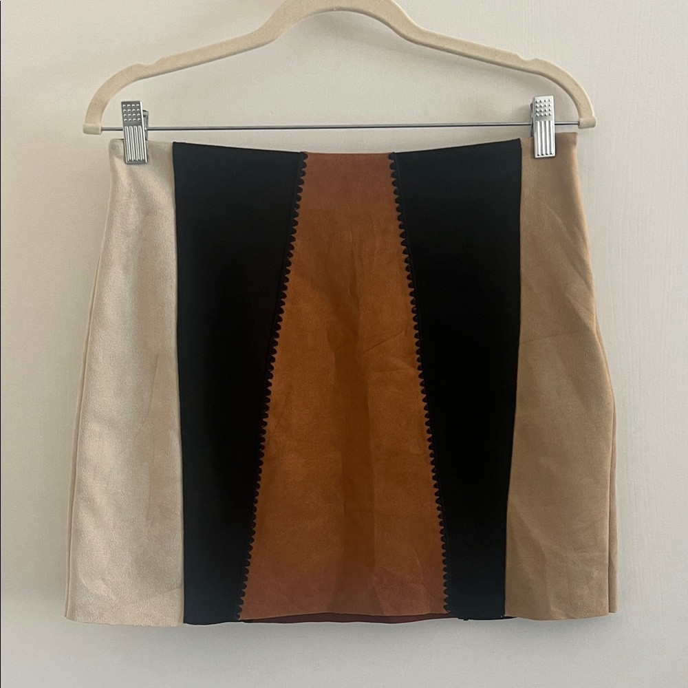 FAUX SUEDE BLACK AND TAN COLORBLOCK MINI SKIRT ZARA. SIZE M.